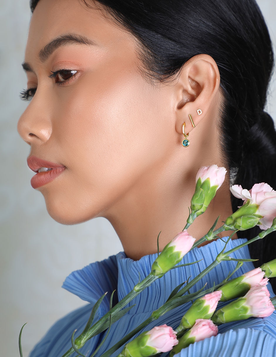 Aretes redondos de oro 18 K con acabado brillante ónix